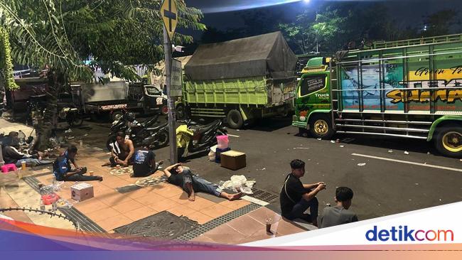 Ratusan Sopir Truk Menginap di Depan Kantor Gubernur Jatim